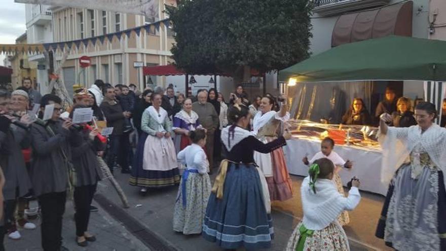 Las tradiciones valencianas no faltan nunca en el Porrat.