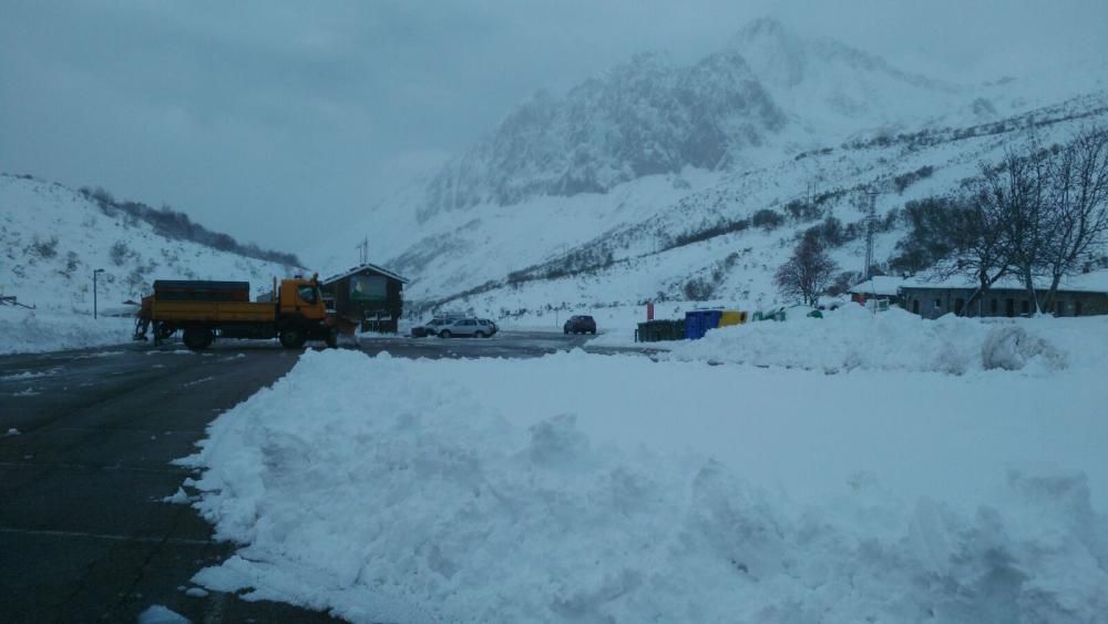 Nieve en la estación de esquí de San Isidro