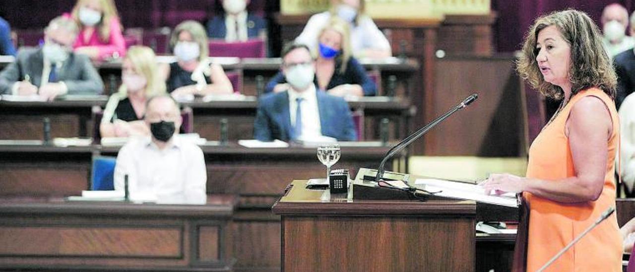 Francina Armengol, durante su discurso de hora y media, con la atenta mirada de la bancada del PP y del portavoz Toni Costa.