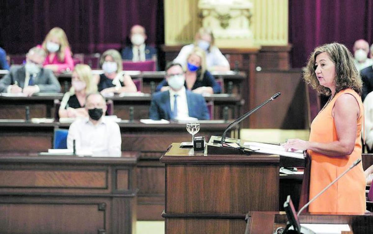 Francina Armengol, durante su discurso de hora y media, con la atenta mirada de la bancada del PP y del portavoz Toni Costa.