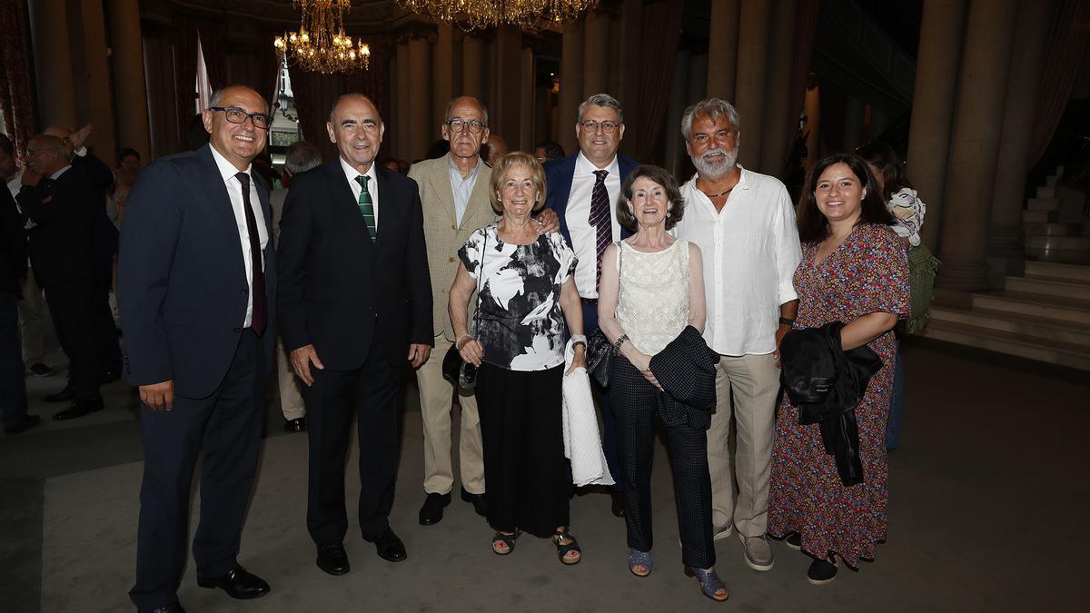 Juan Carlos da Silva y Ceferino de Blas con los ex-trabajadores de FARO DE VIGO presentes.