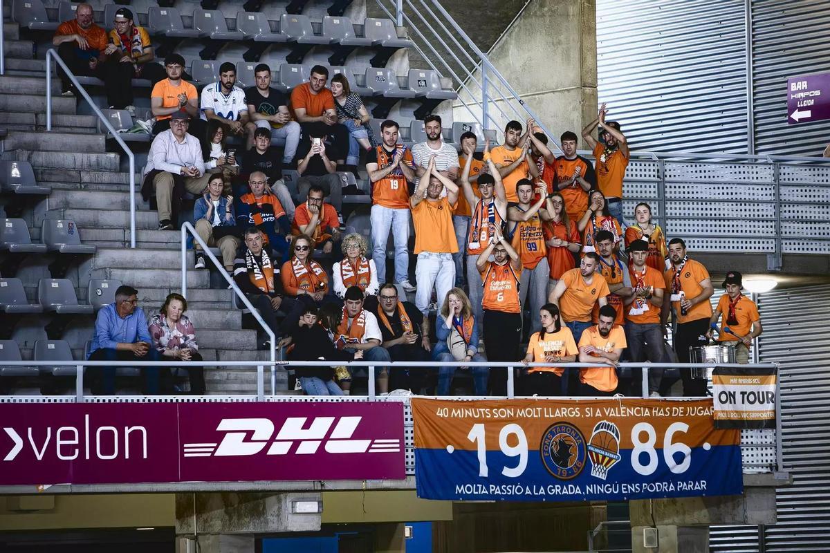 Los aficionados del Valencia Basket desplazados a Lleida .