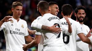 Los jugadores del Madrid celebran un gol de Benzema.