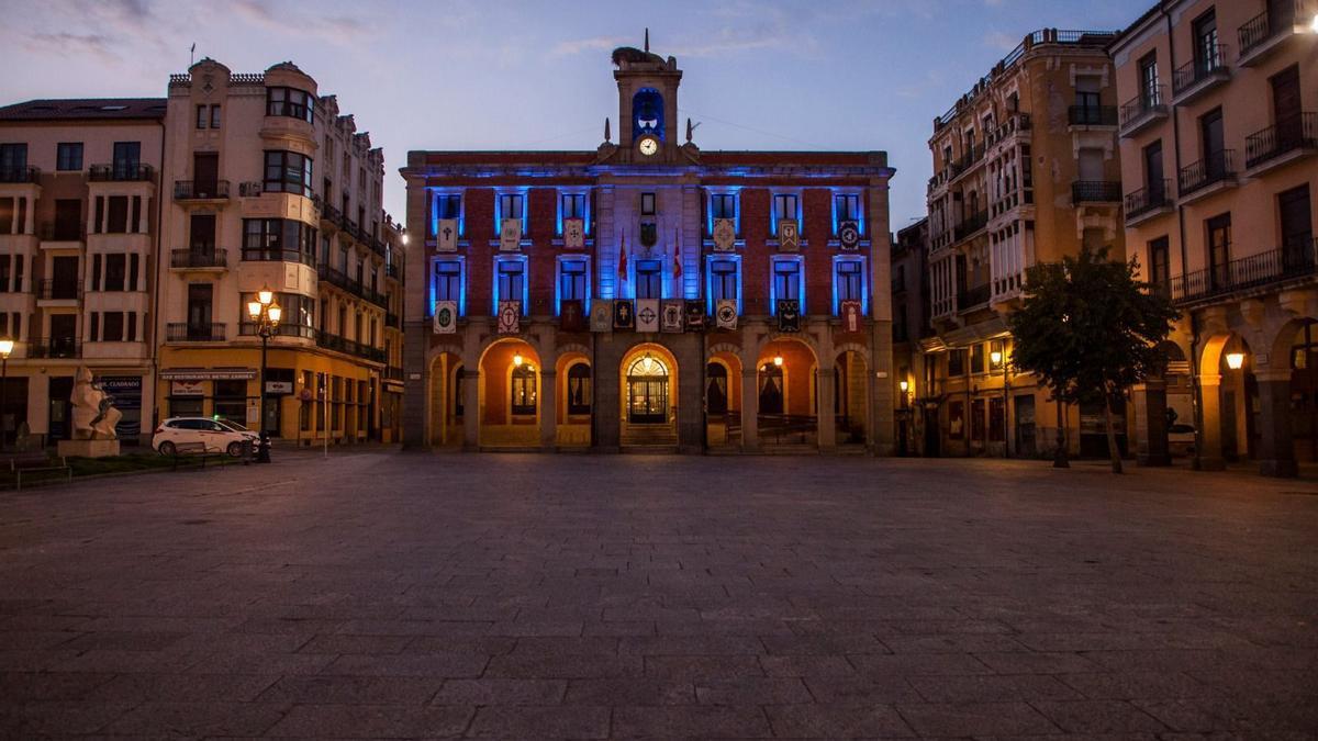 Fachada del Ayuntamiento, iluminada en azul