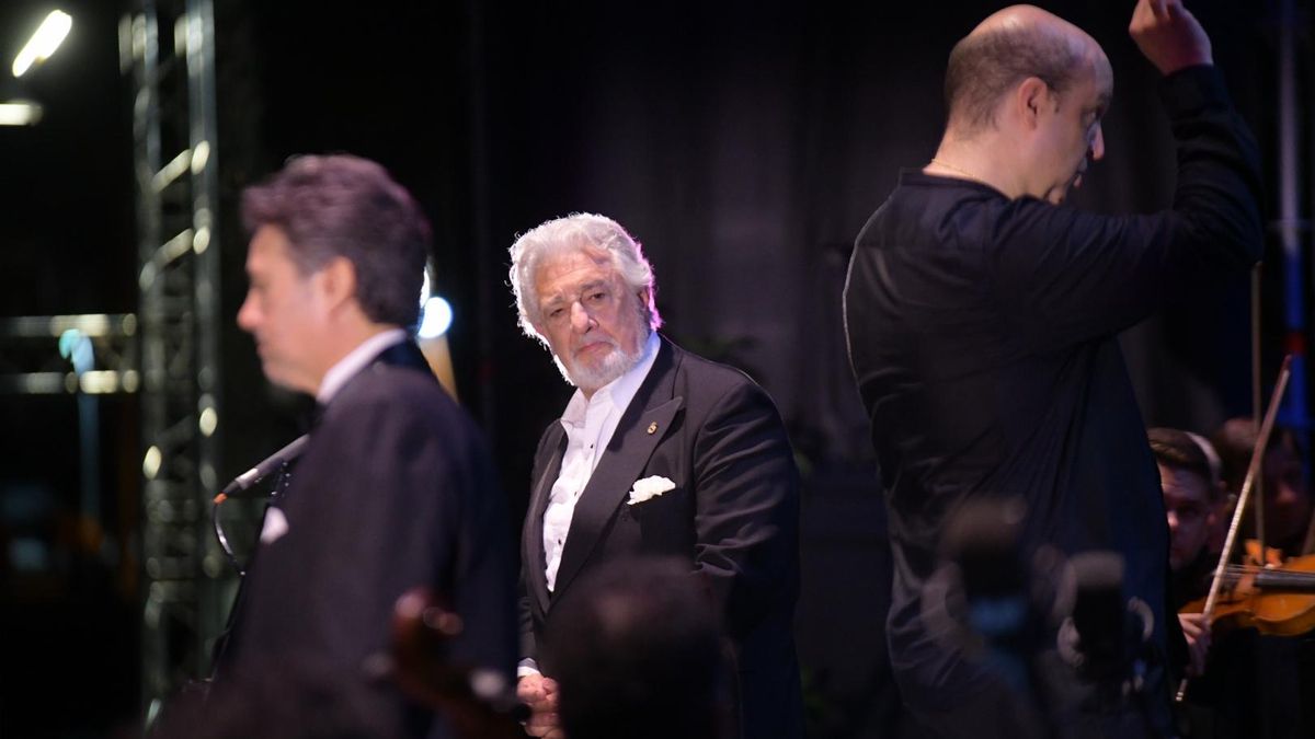 Plácido Domingo ofreció una brillante gala lírica de zarzuela con el mar Mediterráneo como telón de fondo