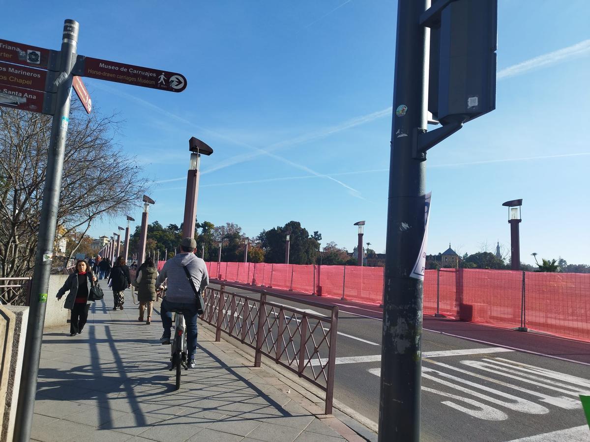 Carril bici cortado en el Puente de San Telmo de Sevilla por las obras de instalación de toldos