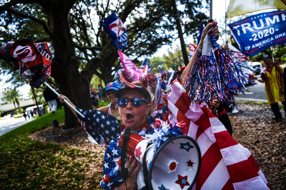 Seguidores de Trump esperan la llegada del expresidente de EEUU fuera del hotel donde se ha celebrado la Conferencia de la Acción Política Conservadora en Orlando, Florida.