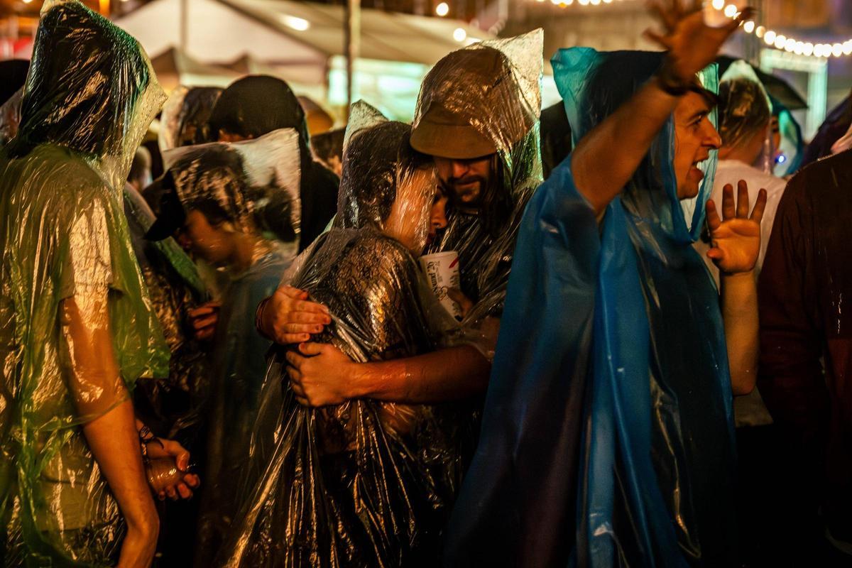 La lluvia suspende temporalmente algunos conciertos el primer día del Primavera Sound. La lluvia suspende temporalmente algunos conciertos el primer día del Primavera Sound.