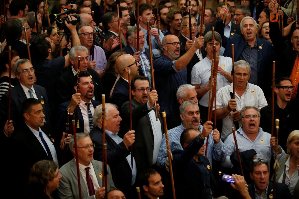 Alcaldes independentistas, con su bastón de mando, en el Parlament.