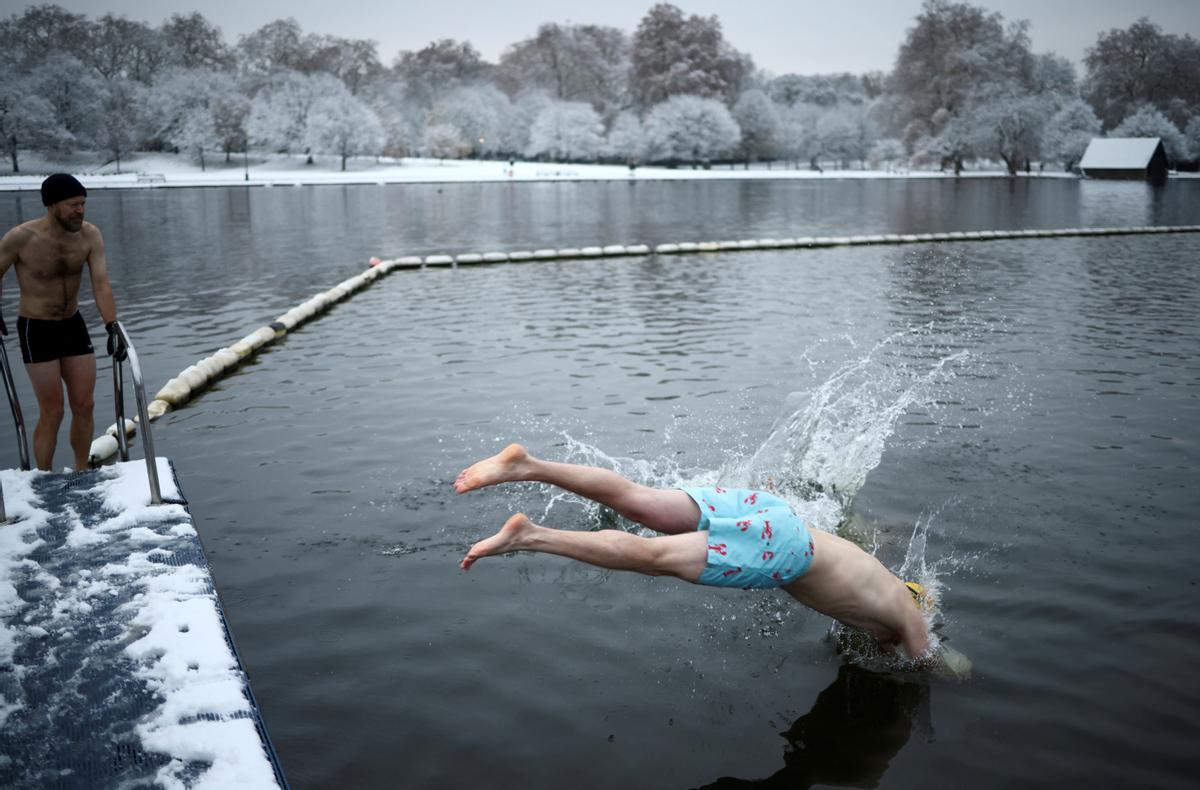 Baños helados en el lago Serpentine, en Londres