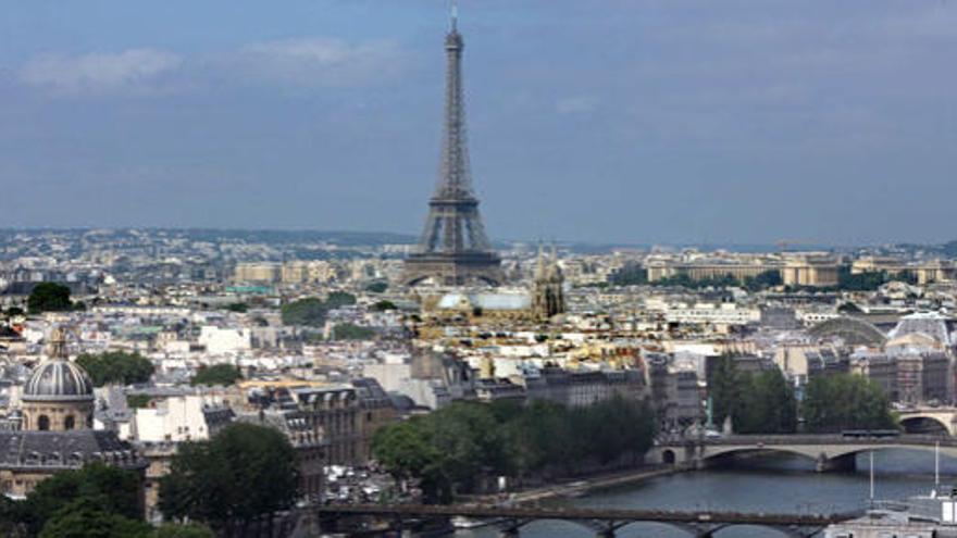 Vista general de París con la Torre Eiffel al fondo.