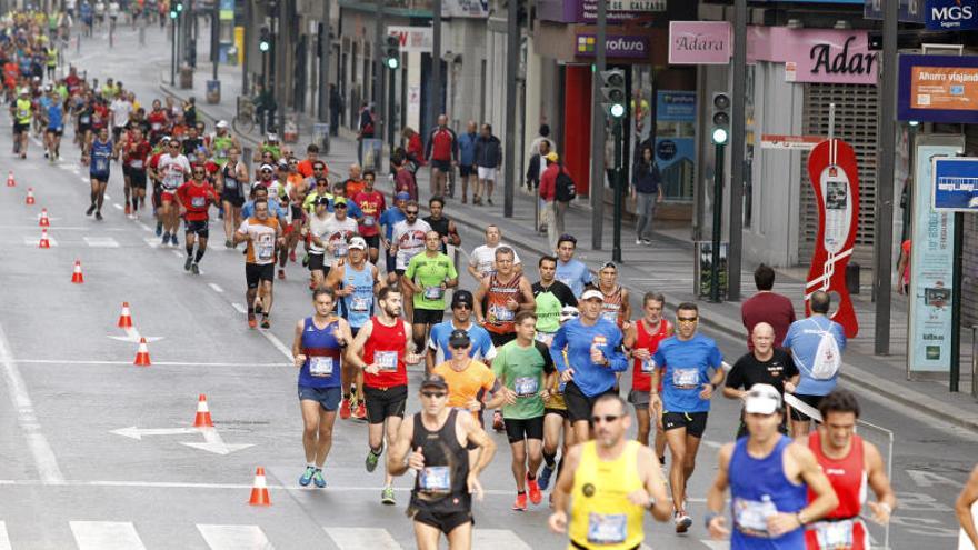 Corredores de la pasada edición del maratón en la Gran Vía.