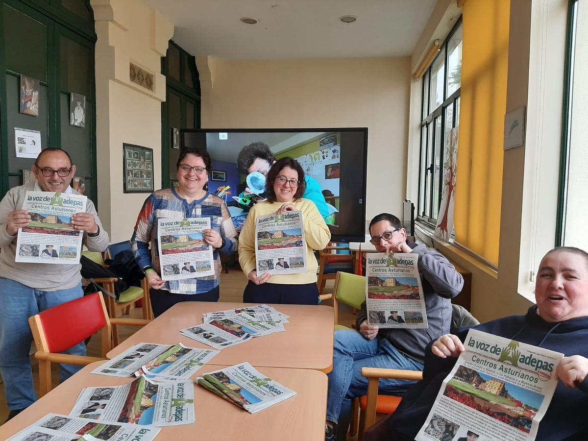 Por la izquierda, Juan Ernesto Barbeira, Geli Martínez, Verónica Uceda, Miguel del Amo y Natalia Reguero, con el último número de La Voz de ADEPAS