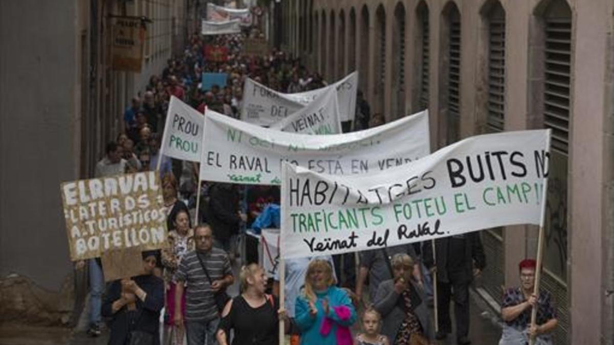 Manifestación contra los narcopisos, ayer, en el barrio del Raval.