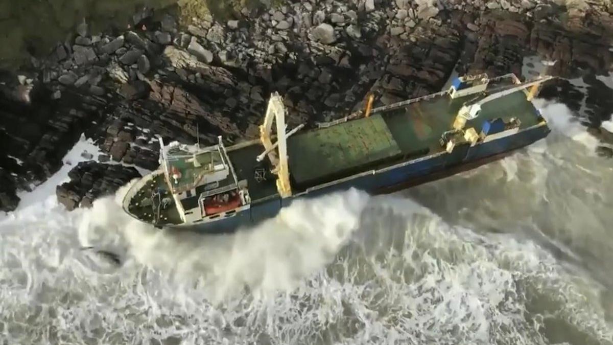 La tormenta 'Dennis' arrastra un barco fantasma hasta la costa irlandesa.