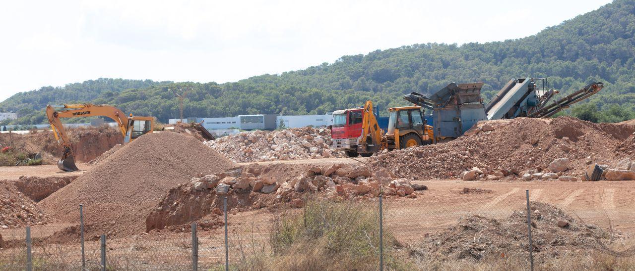 Uno de los terrenos en los que se acumula la tierra de la obra de la autovía.