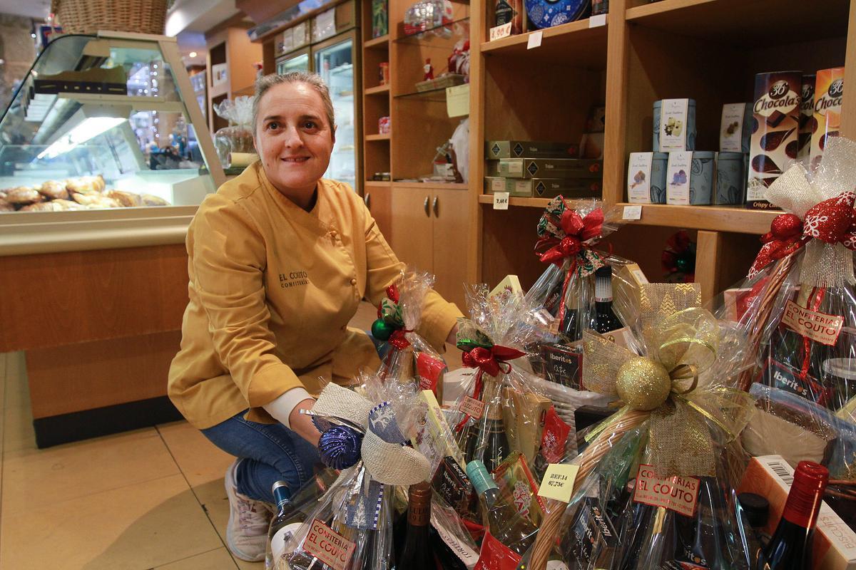 En O Couto también preparan cestas con productos navideños.