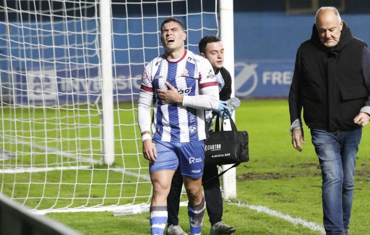 Raúl Rubio se duele tras su golpe en el hombro. | MARA VILLAMUZA