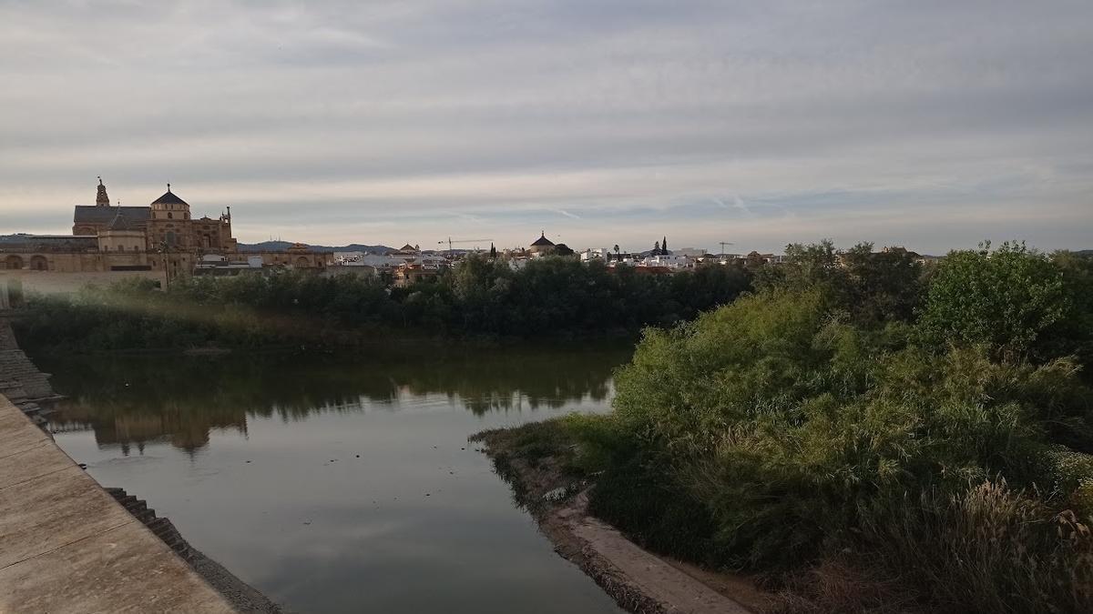 El río Guadalquivir, con la Mezquita Catedral al fondo, en una vista desde el Puente Romano de Córdoba.