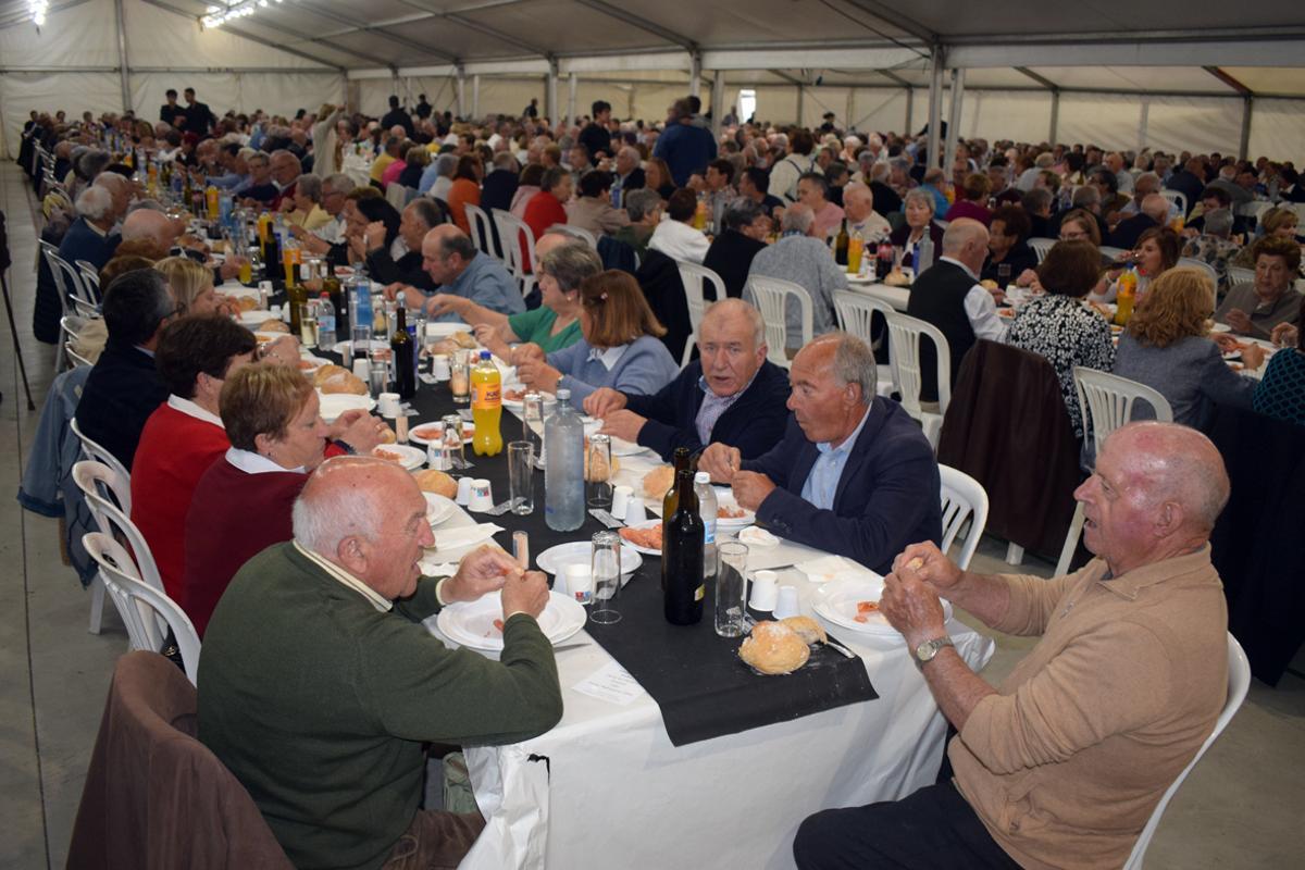 Aspecto de la carpa en la que se celebró el almuerzo.