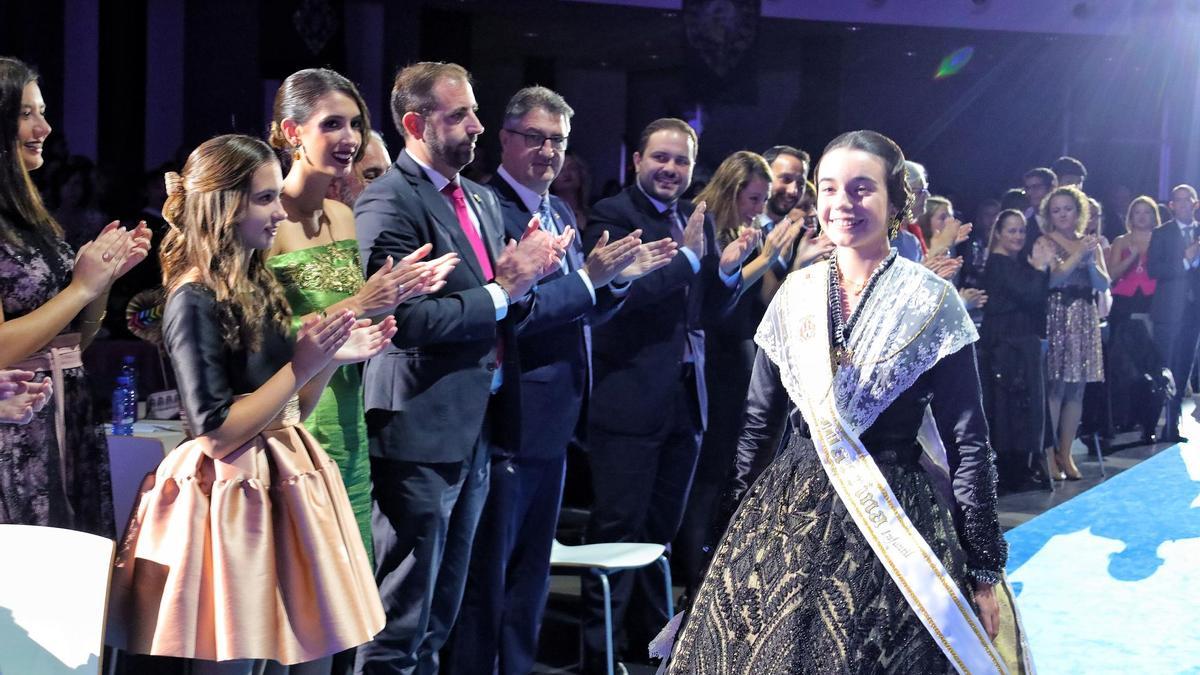 Las reinas de las fiestas, Selene Tarín y Alejandra Sáez, aplauden a la madrina infantil.