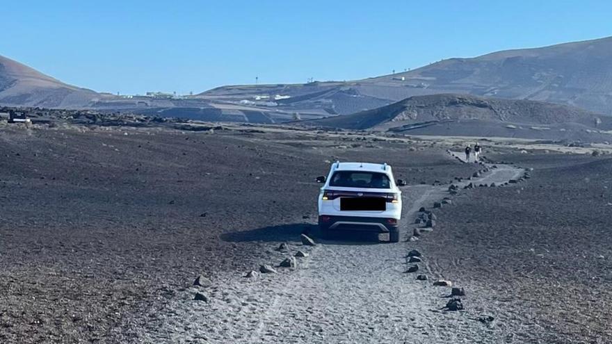La excusa de una familia de turistas para circular con su coche por un sendero peatonal en un volcán en Lanzarote