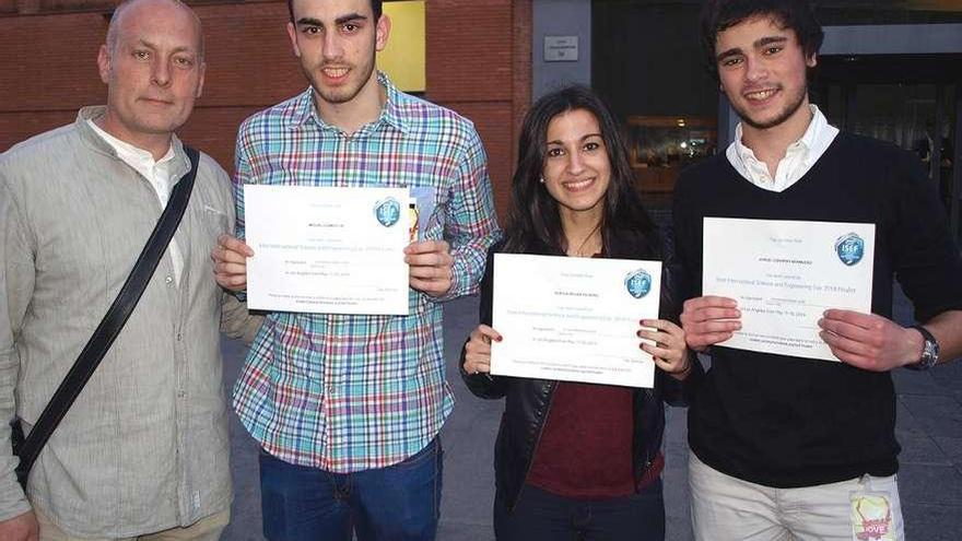 Desde la derecha, Jorge, Queila y Miguel, en Barcelona, con el tutor de su trabajo, Carlos Pérez. // FdV