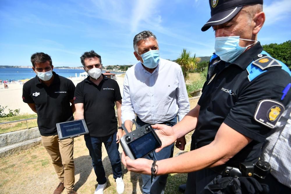 Agentes de la Policía Local enseñaron ayer cómo funciona el sistema en la presentación organizada por el ayuntamiento. // Gustavo Santos