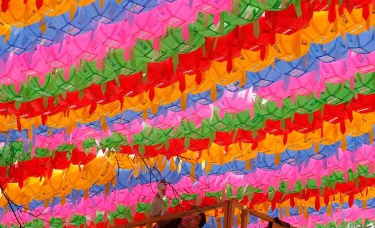Un treballador sud-coreà penja llums de paper a Seül per preparar les celebracions de l’aniversari de Buda, que tindran lloc el pròxim 10 de maig.