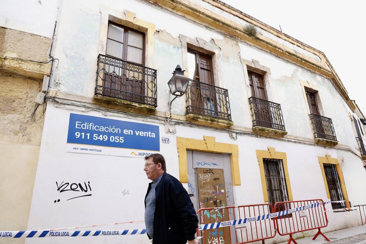 Derrumbe del tejado de una casa abandonada en la calle Moriscos.