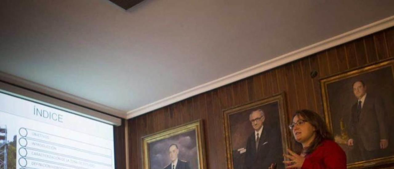 La joven Clara Andrés, durante la lectura de su tesis doctoral en la Escuela de Minas.