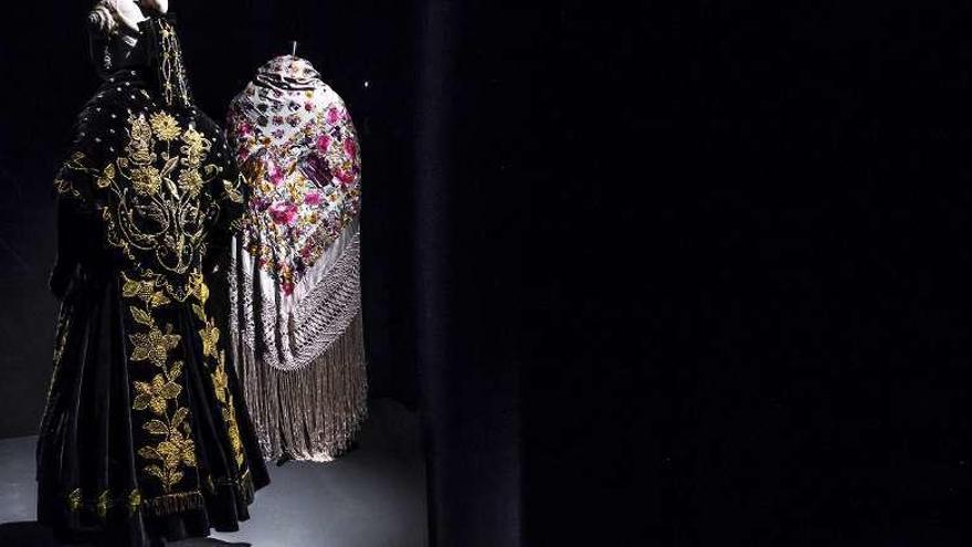 Traje de viuda rica en terciopelo negro y mantón que se exhiben en la muestra de Madrid.
