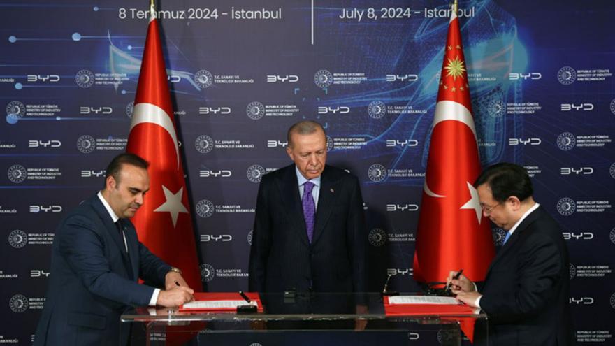 En el centro, el presidente de Turquía, Recep Tayyip Erdogan, preside la firma del acuerdo entre el ministro turco de Industria, Mehmet Fatih Kacir, y el presidente de BYD,  Wang Chuanfu, en Estambul. | Presidencia de Turquía