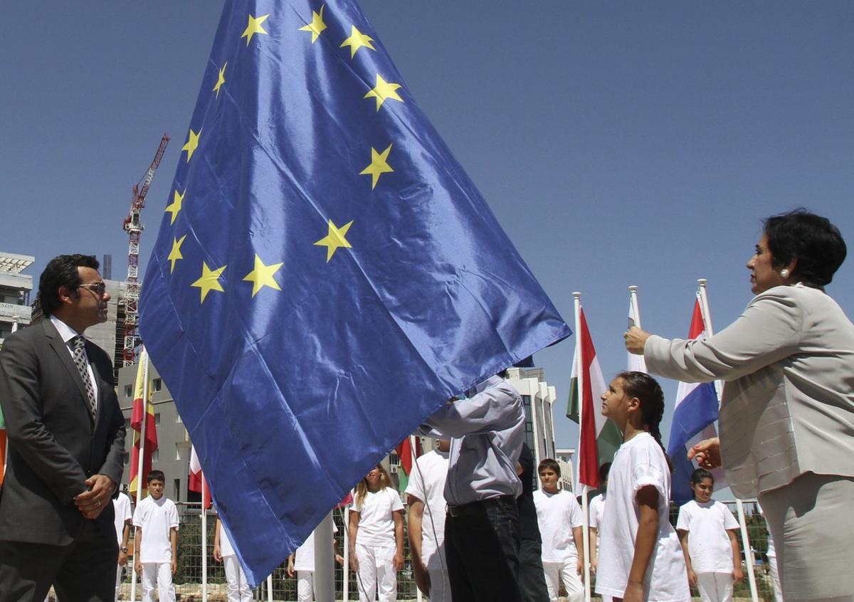 CYP01 NICOSIA (CHIPRE) 1/7/2012.- La bandera de la Unión Europea es izada por el ministro de Exteriores de Chipre, Erato Kozakou Marcoullis (d) y el alcalde de Nicosia Georkatzis Constantine (i), durante una ceremonia para conmemorar que Chipre asume la presidencia semestral de la Unión Europea (UE), en Nicosia, Chipre, hoy, domingo 01 de julio de 2012. EFE/KATIA CHRISTODOULOU