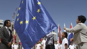 CYP01 NICOSIA (CHIPRE) 1/7/2012.- La bandera de la Unión Europea es izada por el ministro de Exteriores de Chipre, Erato Kozakou Marcoullis (d) y el alcalde de Nicosia Georkatzis Constantine (i), durante una ceremonia para conmemorar que Chipre asume la presidencia semestral de la Unión Europea (UE), en Nicosia, Chipre, hoy, domingo 01 de julio de 2012. EFE/KATIA CHRISTODOULOU