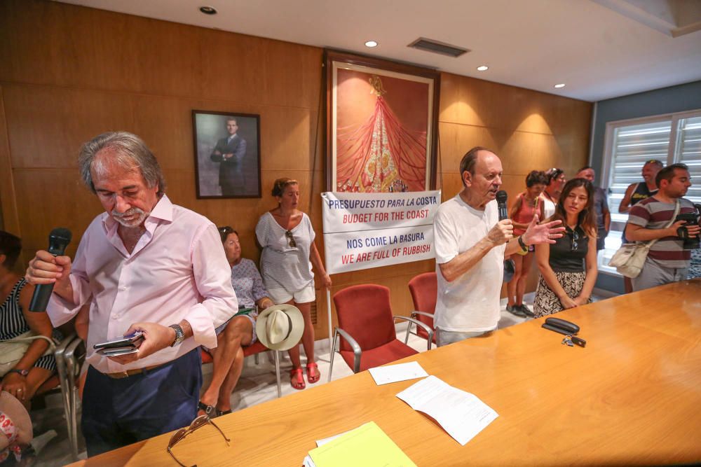 El alcalde de Orihuela Costa escucha las quejas de los vecinos sobre la limpieza