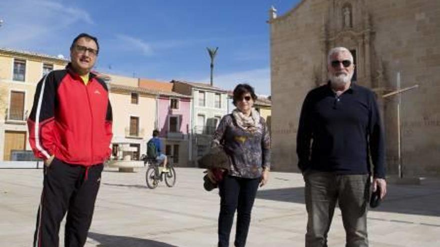 Salvador, Azucena y Javier frente al monasterio.