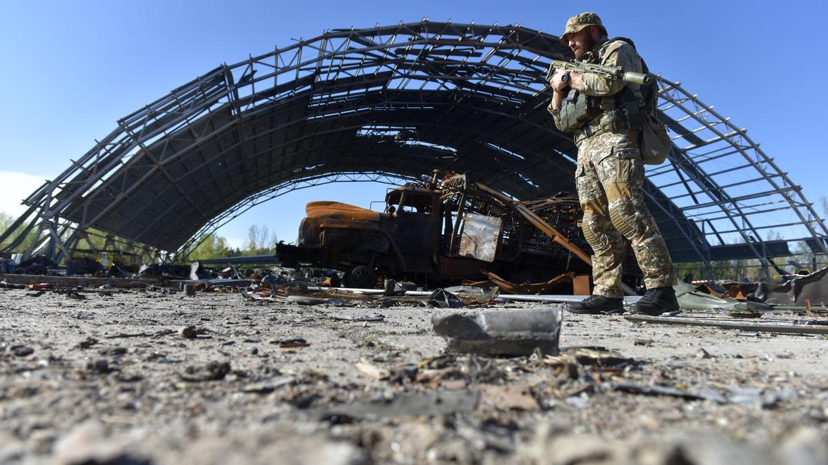 Un militar ucraniano en el aeropuerto de Gostomel, cerca de Kiev.