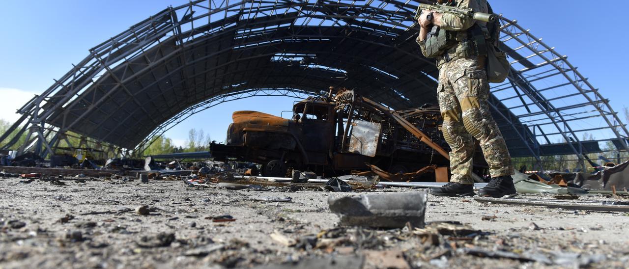 Un militar ucraniano en el aeropuerto de Gostomel, cerca de Kiev.