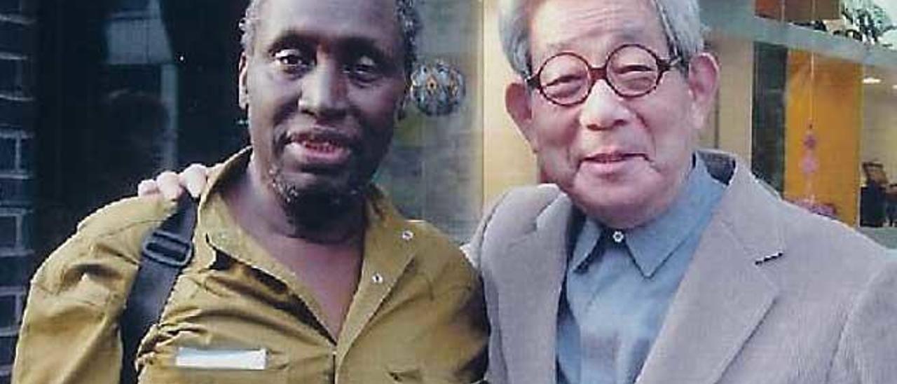 Ngugi Wa Thiong´o, con el Premio Nobel japonés Kenzaburo Oé.