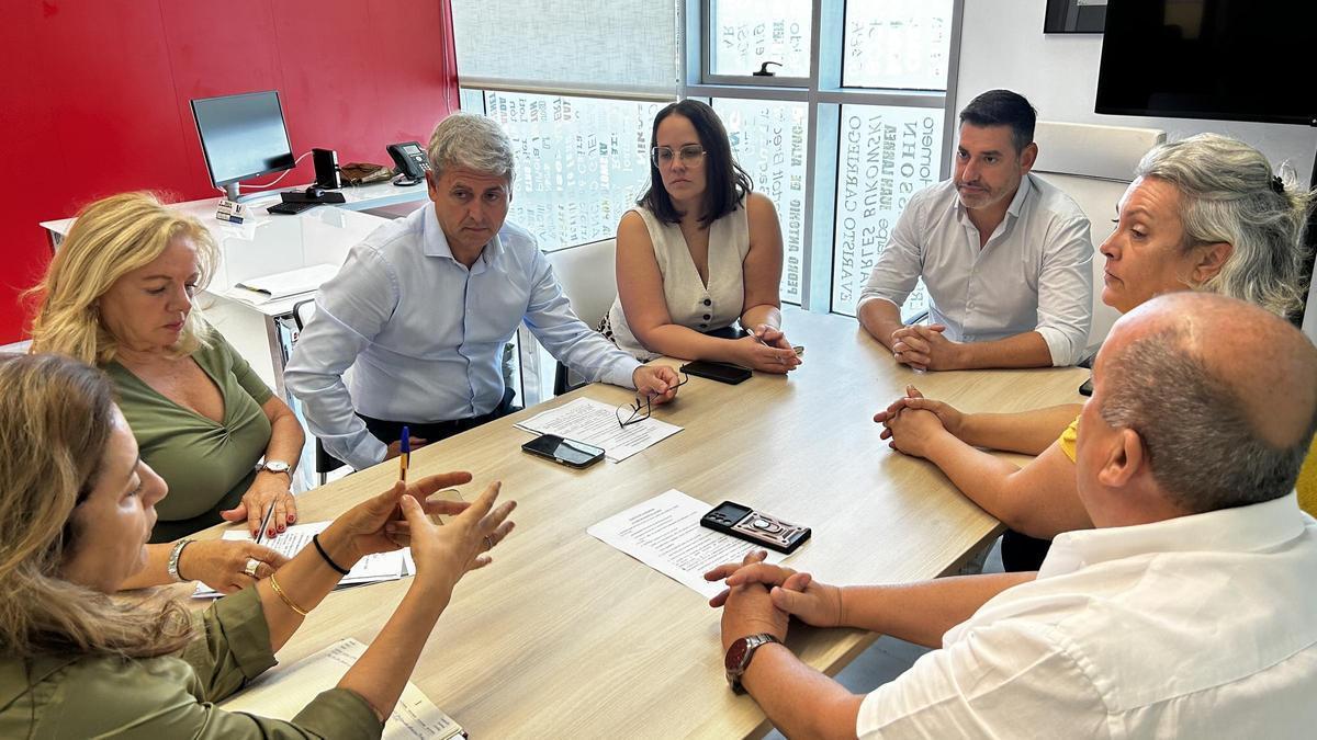 El primer teniente de alcalde, Alejandro Marichal y la concejala de Urbanismo, Davinia Ramírez, en una reunión con la Asociación Plataforma de Afectados de El Salobre, Lomo Los Azules y Zonas Aledañas.