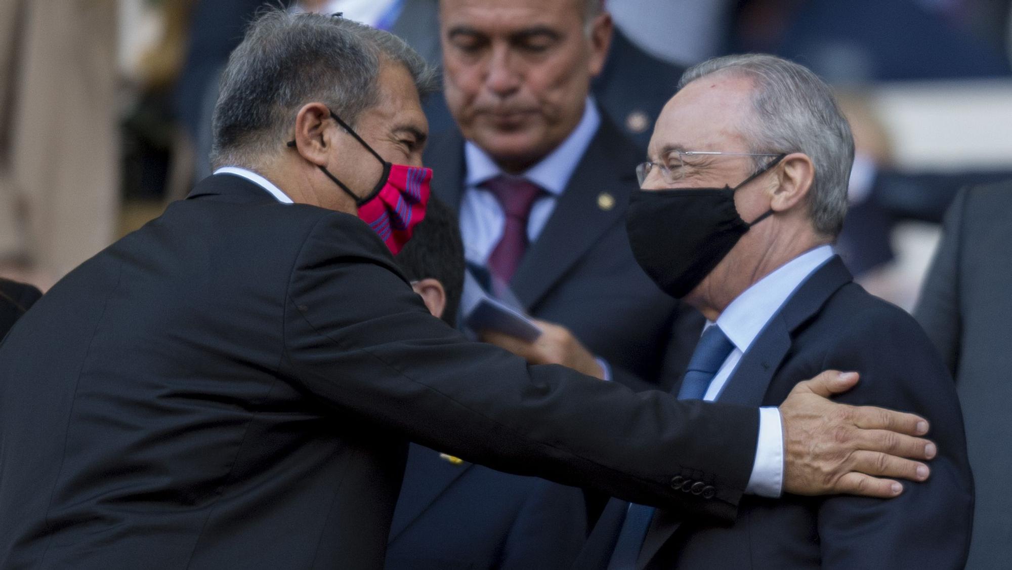 El presidente del Barça, Joan Laporta, saluda a Florentino Pérez en el palco antes del 'clásico' en octubre de 2021 en el Camp Nou