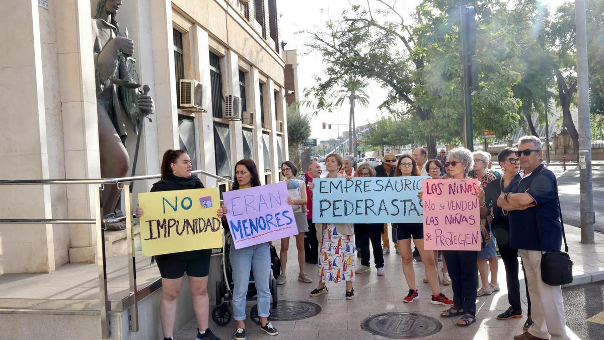 Concentración en la puerta del Palacio de Justicia el lunes, al comienzo de las vistillas de la Audiencia.