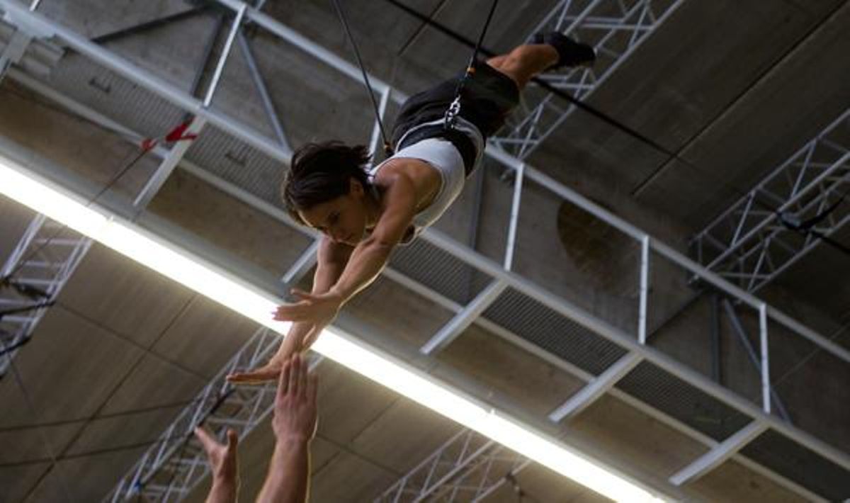 Ensayo general de los acróbatas para el espectáculo de circo de ’Le Grand C’ del Festival Grec