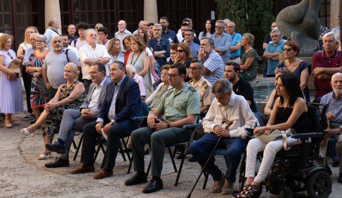 Asistentes a la inauguración en el patio de la Diputación. | J.L.F.