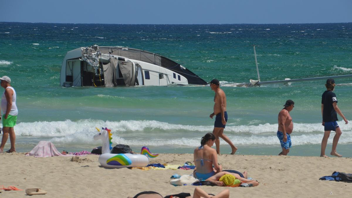 Segelboot am Strand von Cala Millor gekentert