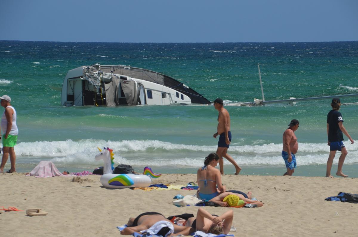 Segelboot am Strand von Cala Millor gekentert
