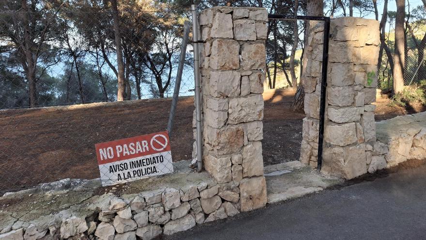 Un amenazante cartel en la cala del Francés de Xàbia: &quot;No pasar; aviso inmediato a la policía&quot;