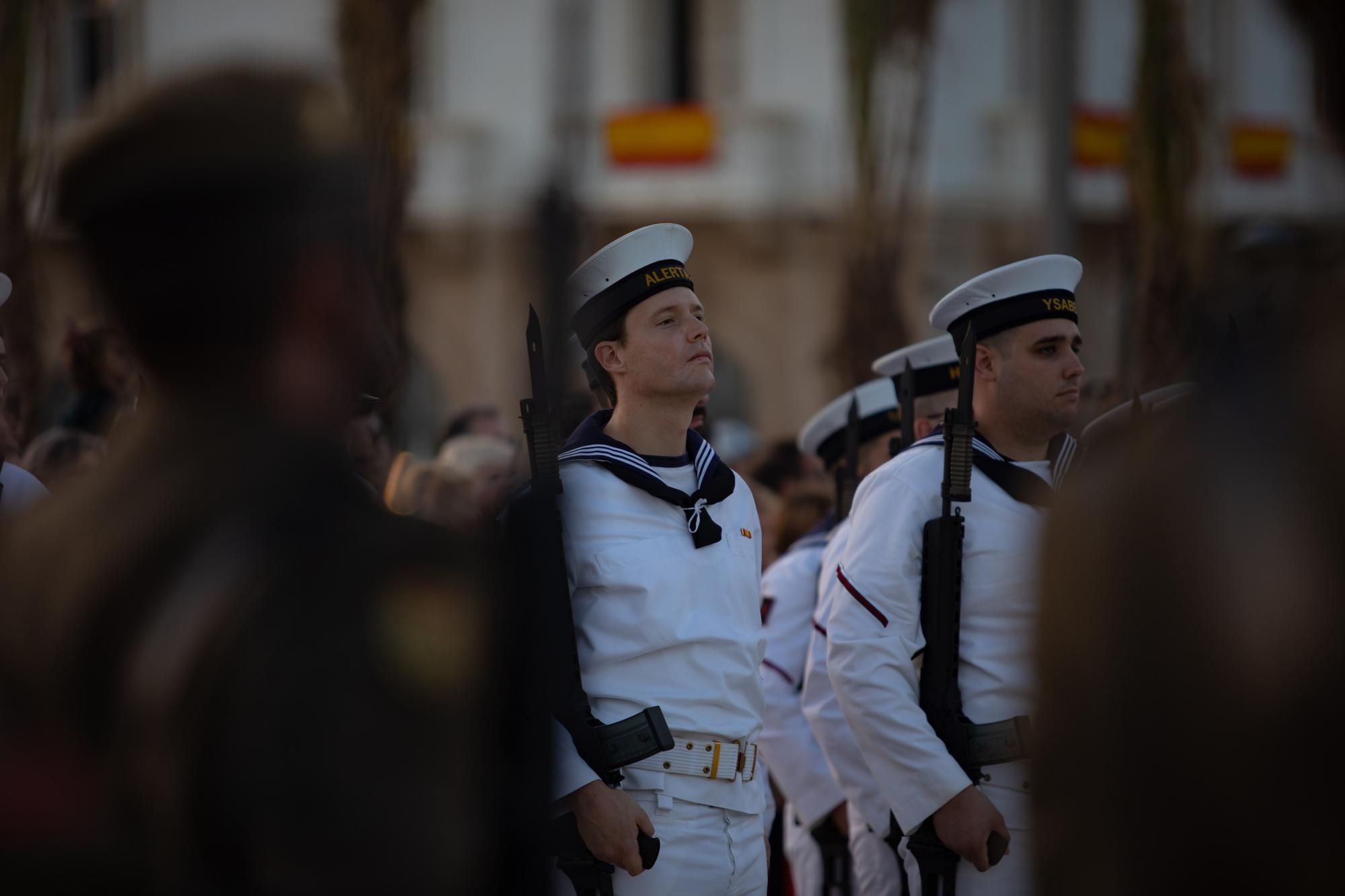 Arriado de la bandera de España en Cartagena