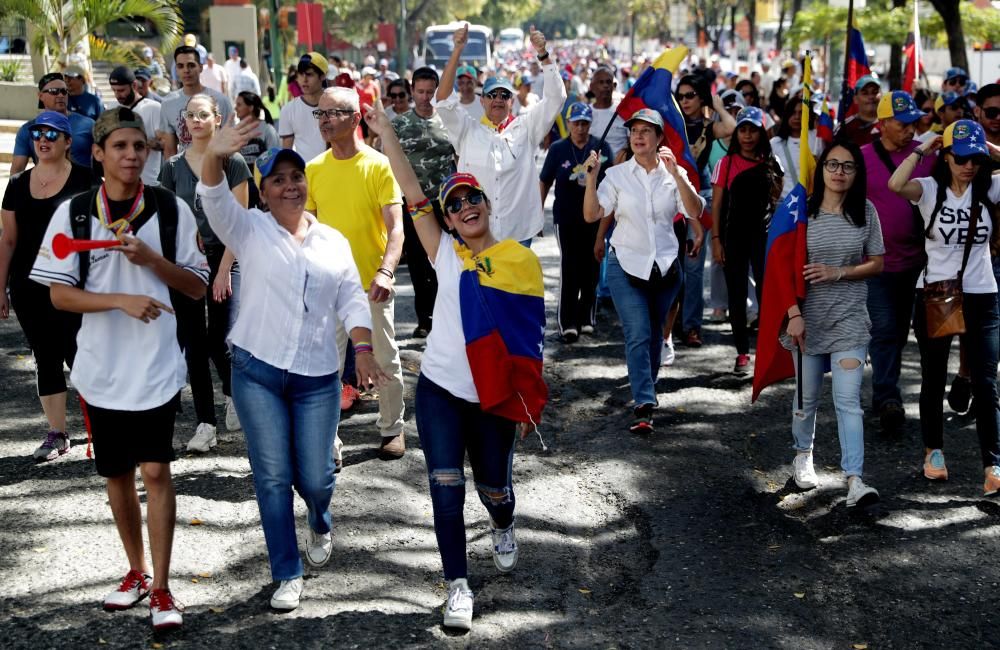 Miles de venezolanos salen a la calle para apoyar a Guaidó.